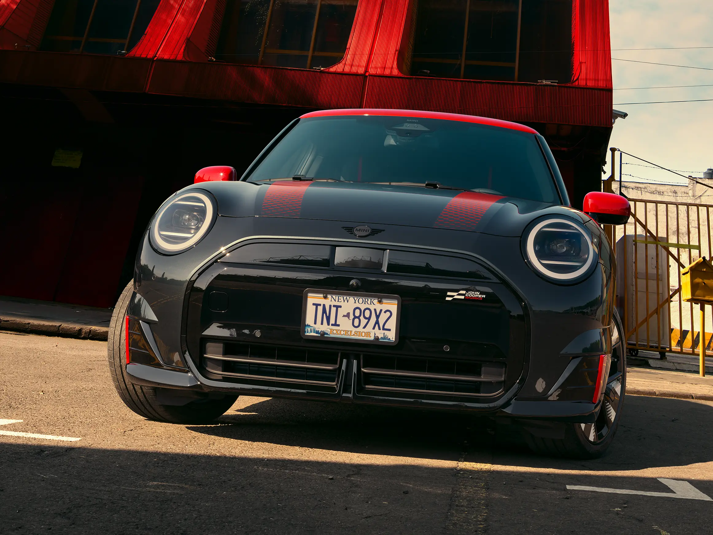 MINI John Cooper Works – J01 JCW sett fra siden