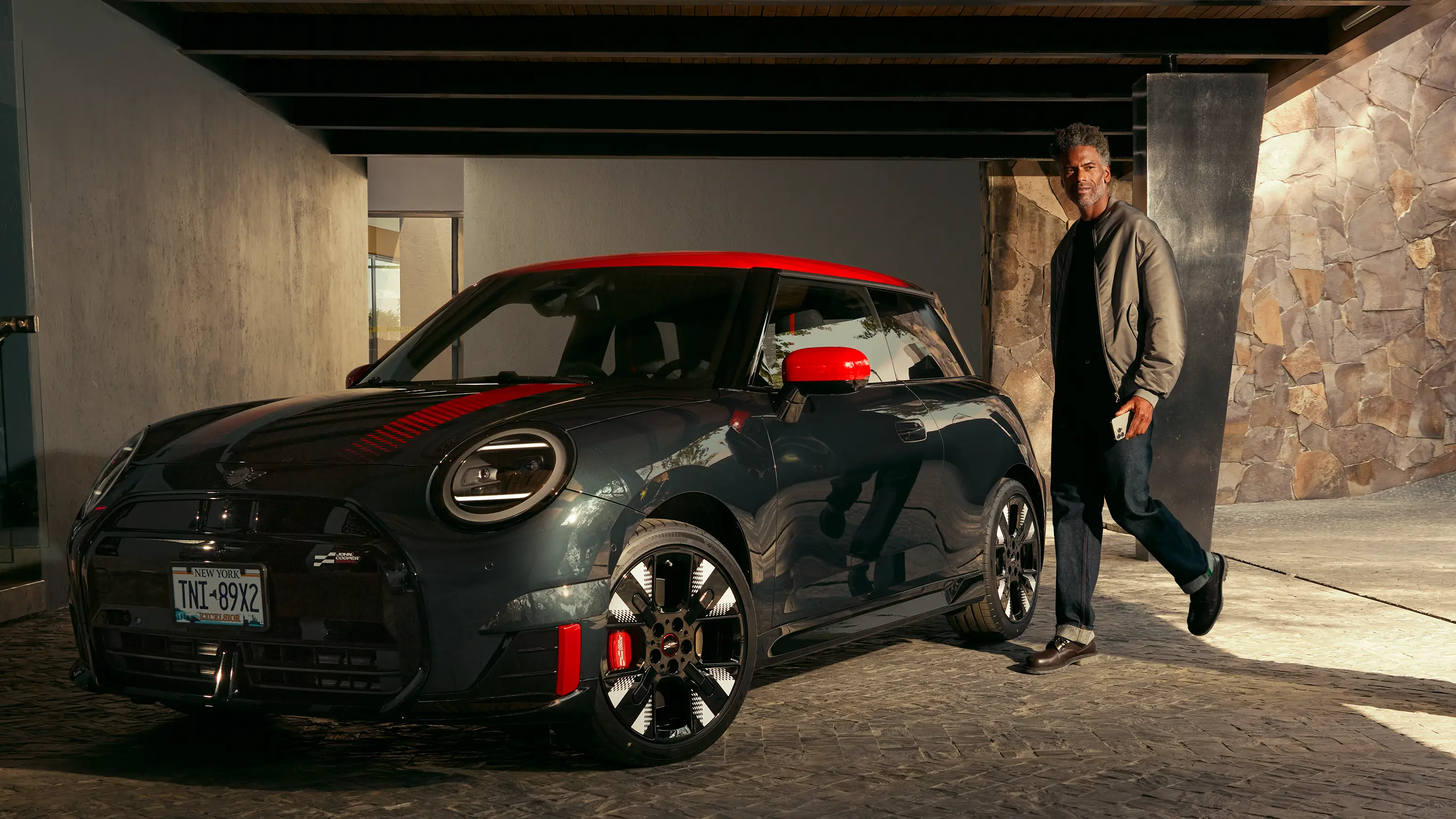 MINI John Cooper Works – J01 JCW sett fra siden